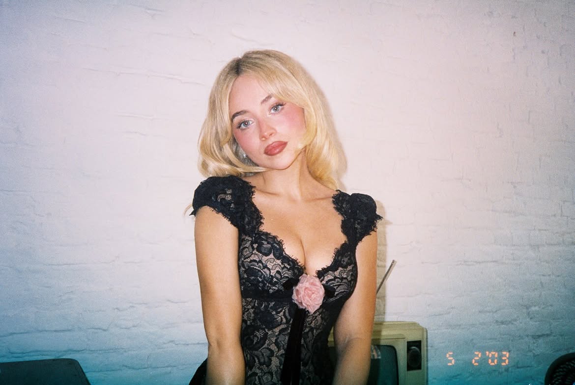 Mais do que um vestido: Sabrina Carpenter e a amizade que a levou ao casamento de Taylor Swift