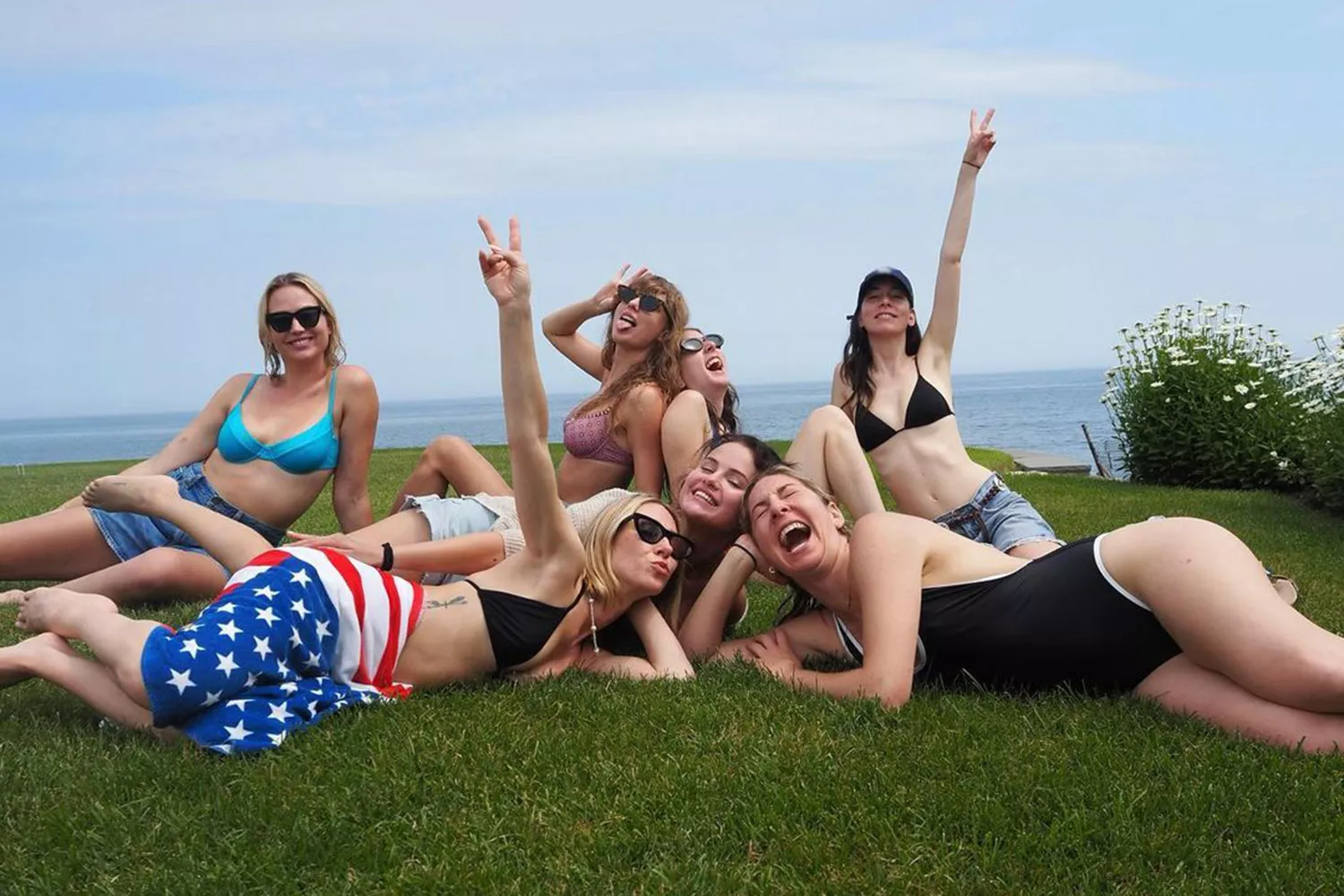 Sydney Ness, Taylor Swift, Ashley Avignone, Selena Gomez, Este, Danielle e Alana Haim