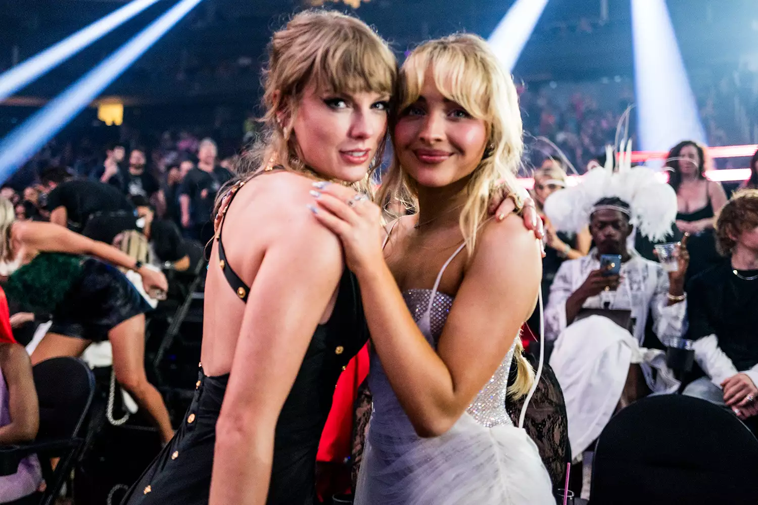 Taylor Swift e Sabrina Carpenter participam do Video Music Awards 2023