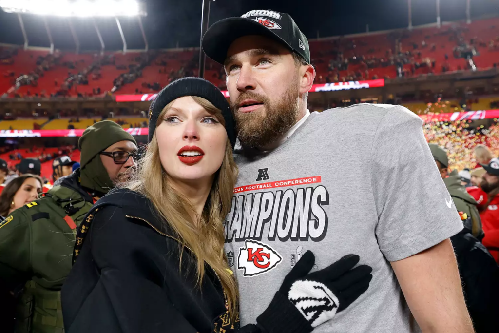 Taylor Swift comemora com Travis Kelce #87 do Kansas City Chiefs após derrotar o Buffalo Bills na final da AFC.