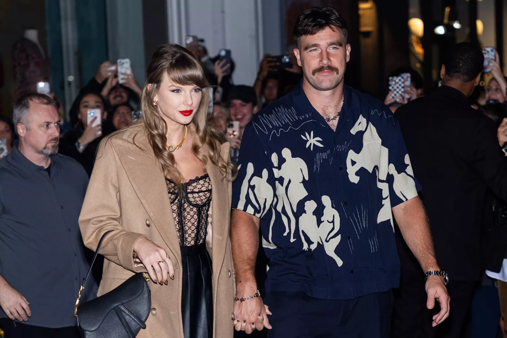 Taylor Swift e Travis Kelce são vistos em SoHo em 11 de outubro de 2024, na cidade de Nova York.
