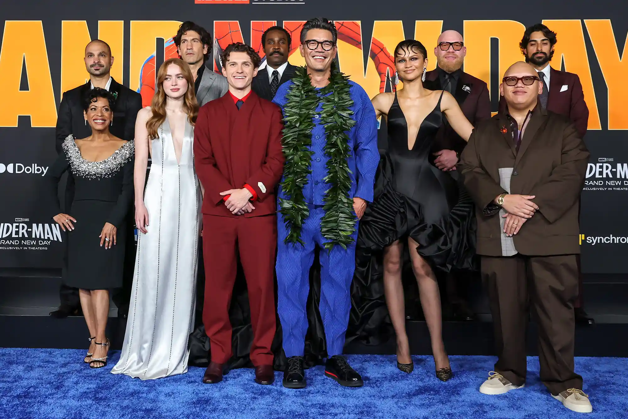 Jacob Batalon, Destin, Daniel Cretton, Michael Mando, Jon Bernthal e outros posando juntos na estreia de SpiderMan Brand New Day