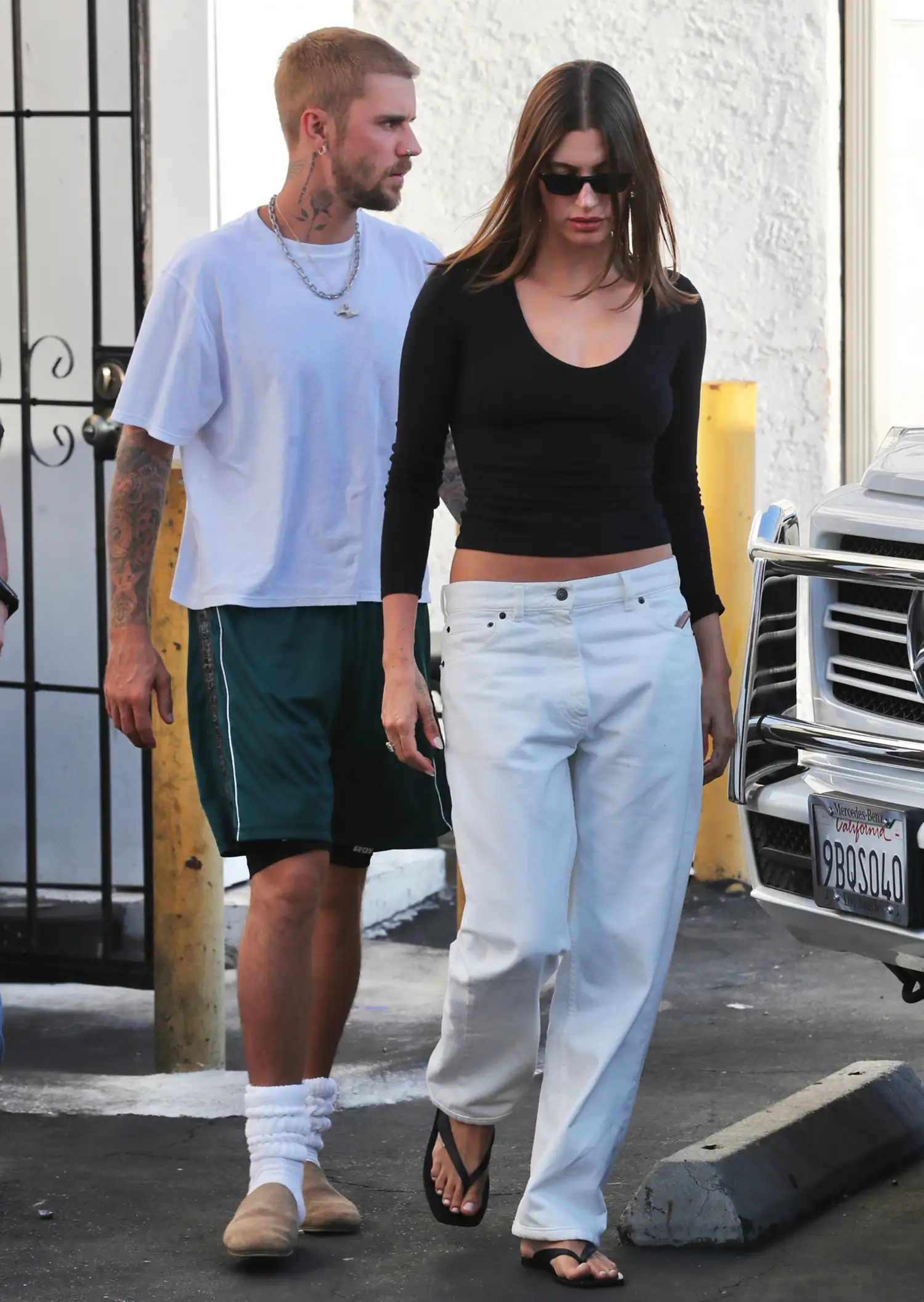 O casal superstar Justin e Hailey Bieber deixa o Sushi Fumi após um jantar cedo em Los Angeles.