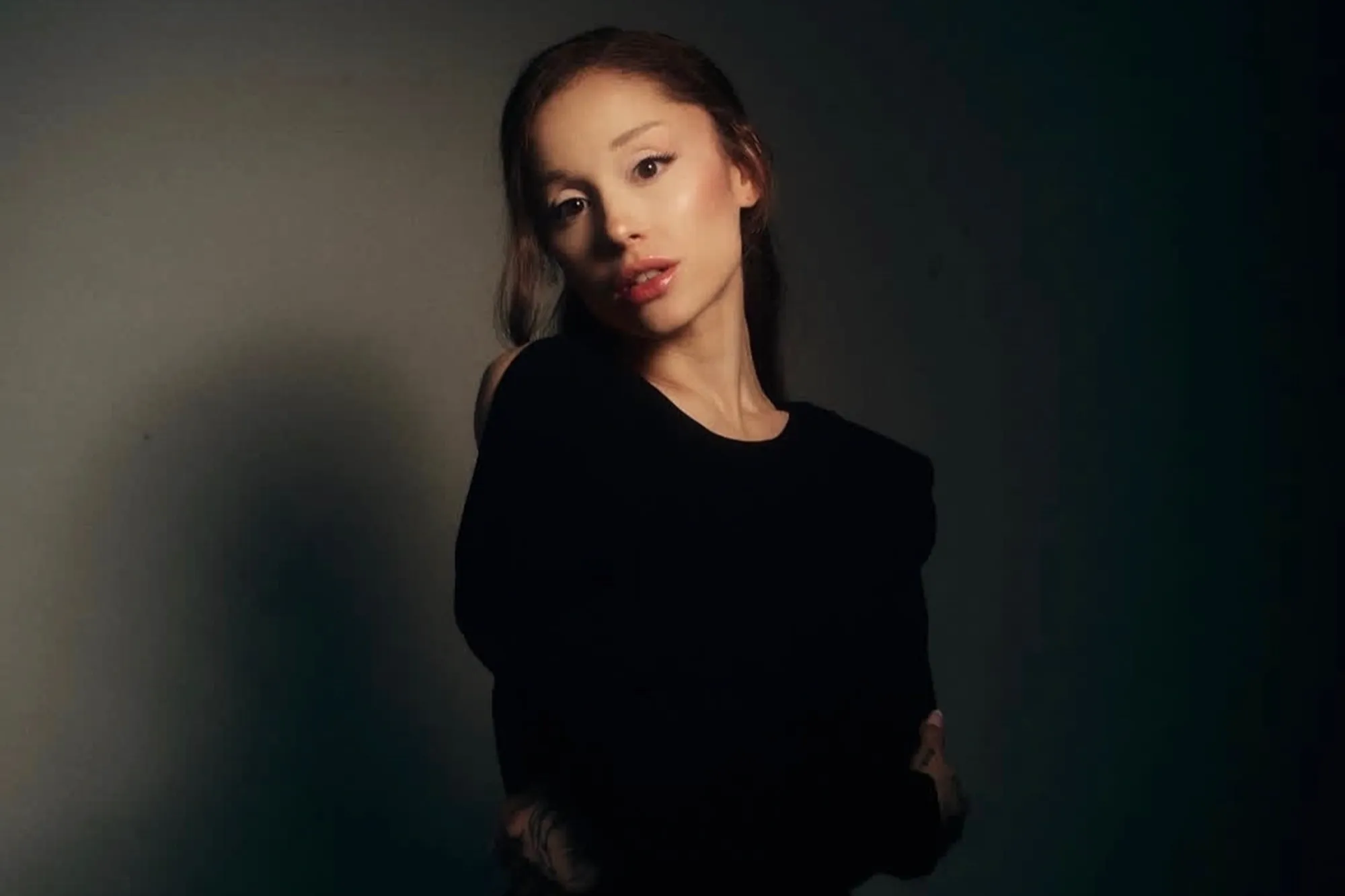 Ariana Grande posando com expressão neutra