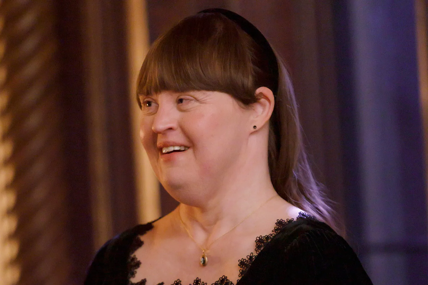 Jamie Brewer caracterizada como Adelaide “Addie” Langdon em American Horror Story: 13.