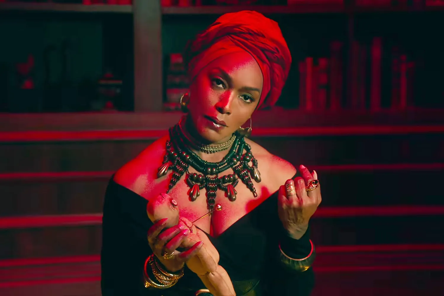 Angela Bassett caracterizada em American Horror Story: 13.