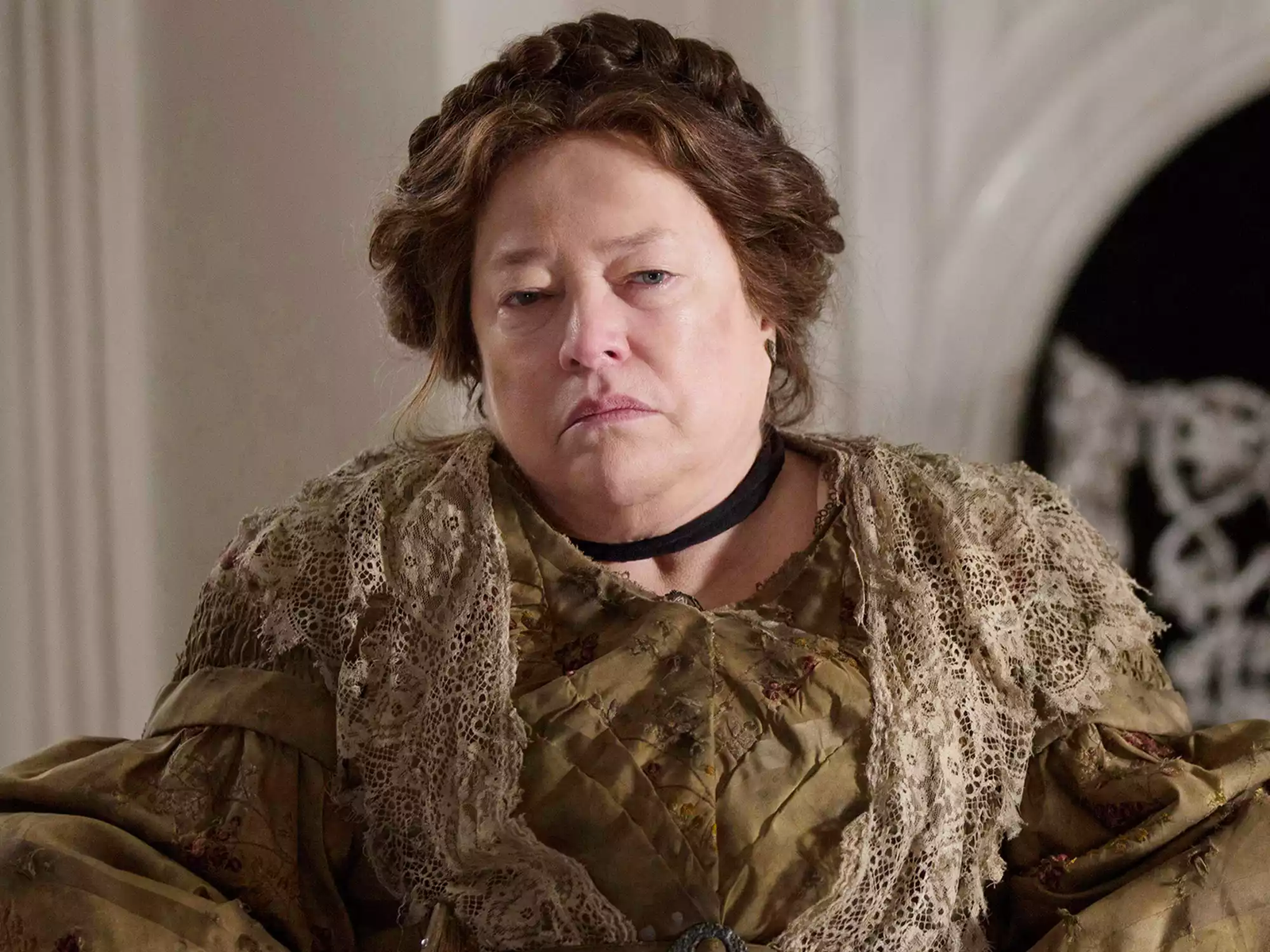 Kathy Bates caracterizada como Madame LaLaurie em American Horror Story: Coven.