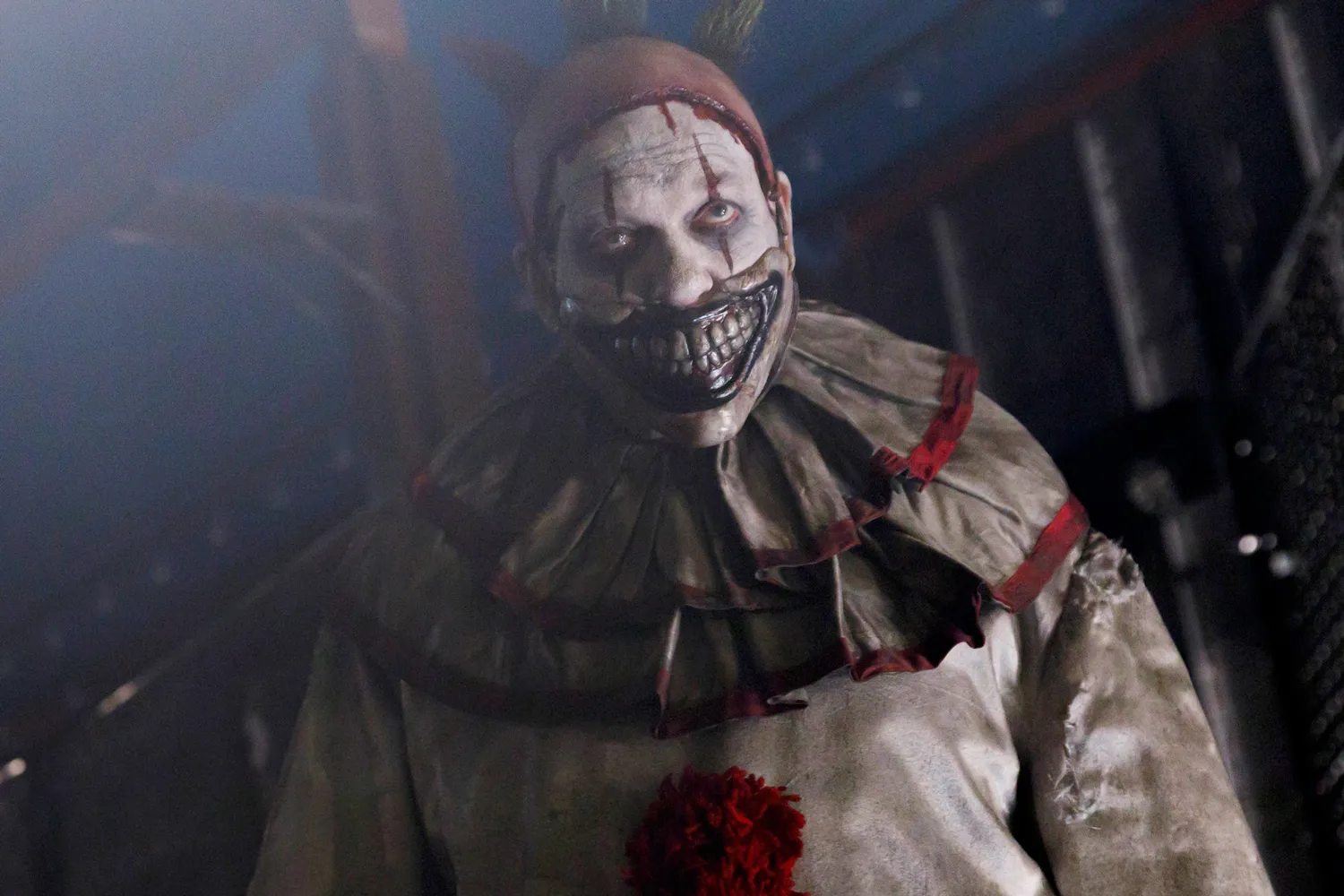 John Carroll Lynch caracterizado como Twisty, o Palhaço, em American Horror Story: 13.