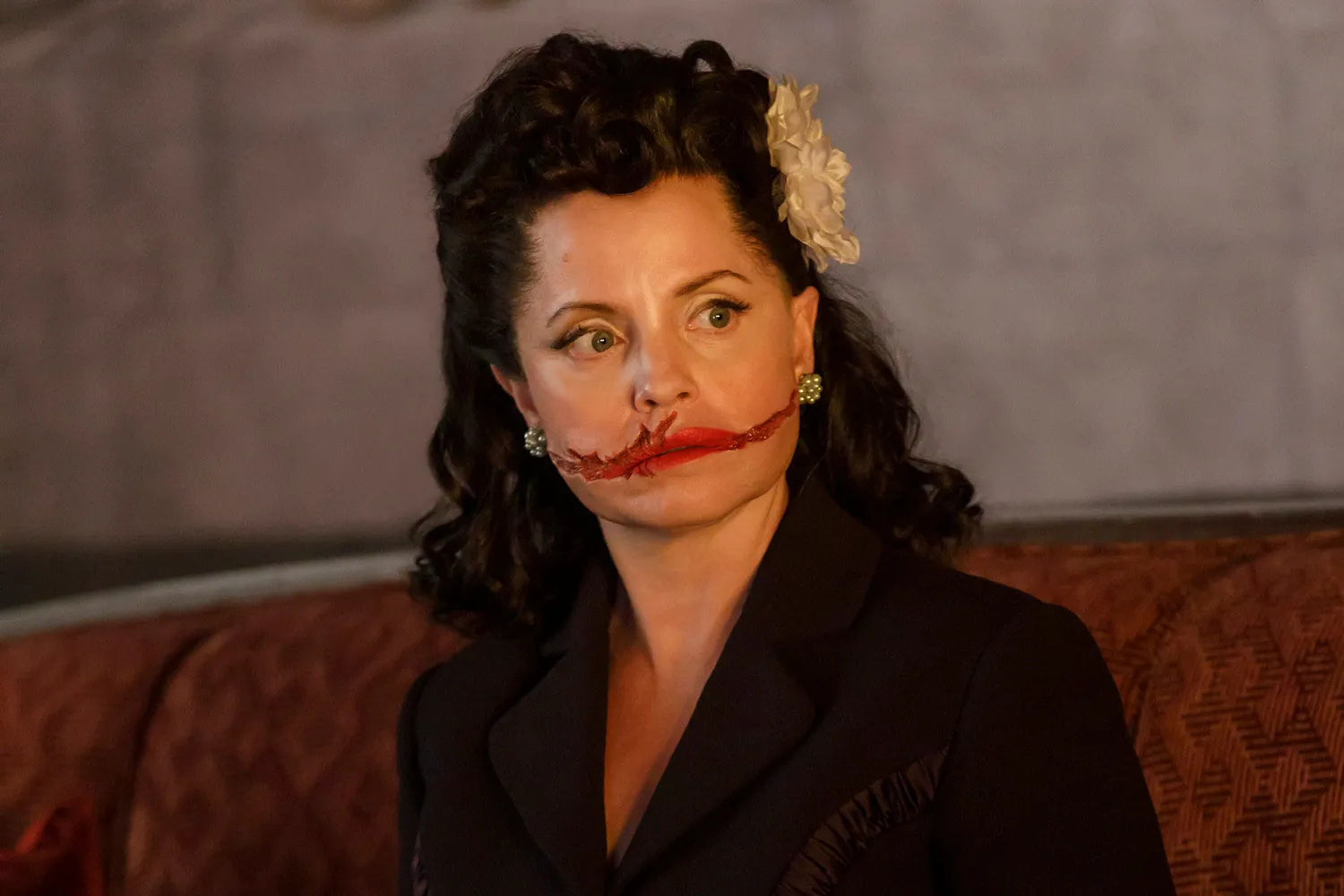 Mena Suvari caracterizada como A Dália Negra em American Horror Story: 13.