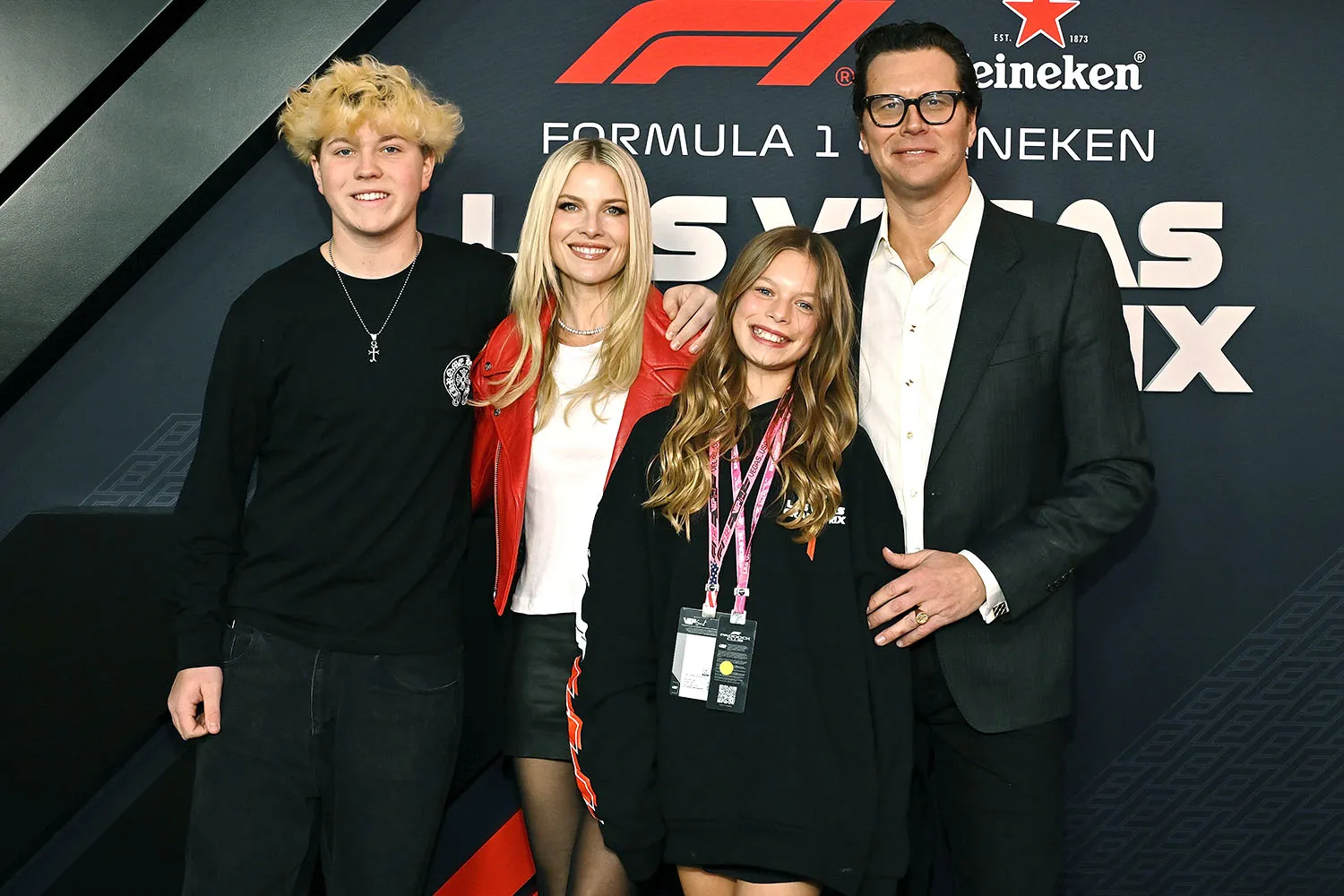 alternativo: Ali Larter, Hayes MacArthur e os filhos Theodore e Vivienne no Grande Prêmio de F1 de Las Vegas.