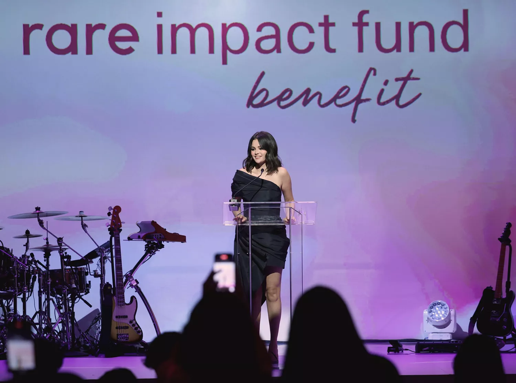 Selena Gomez discursa no evento beneficente do Rare Impact Fund em 2024.
