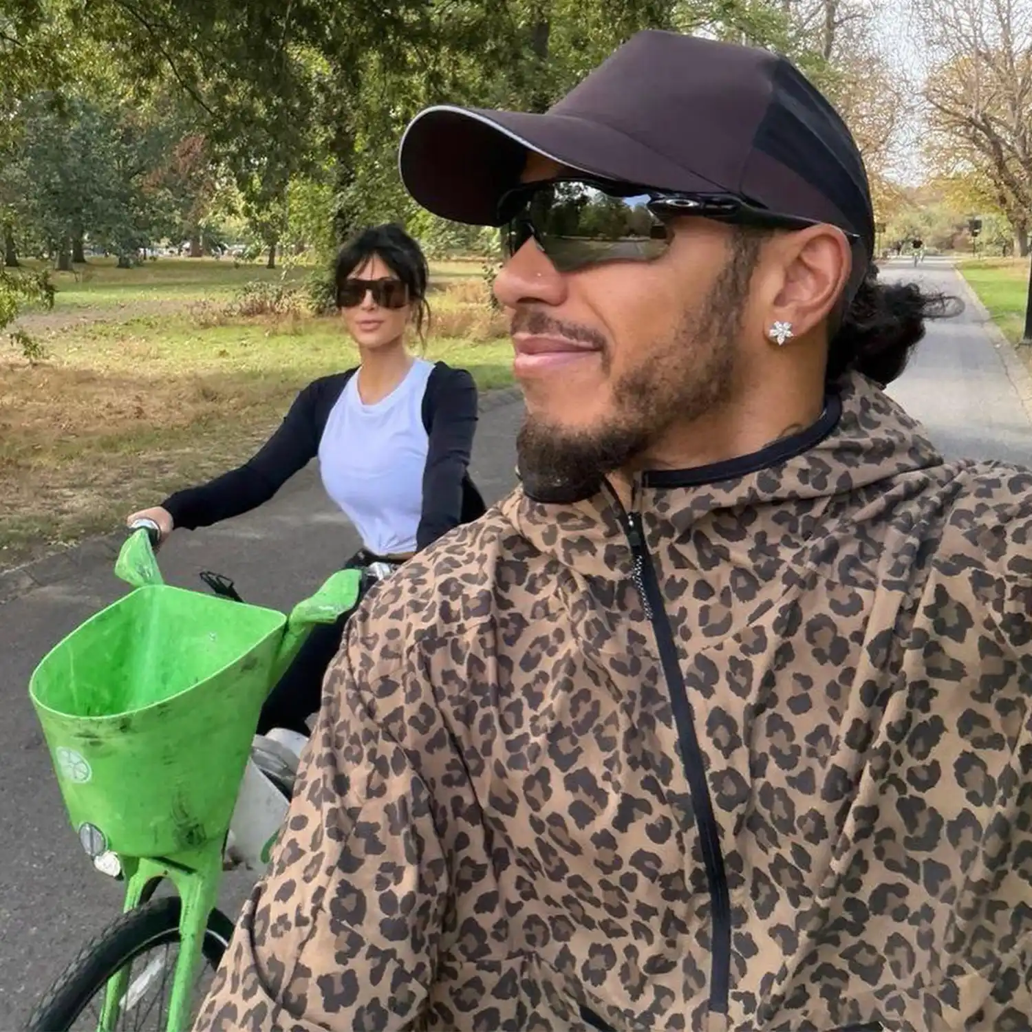 Texto alternativo: Kim Kardashian e Lewis Hamilton juntos em Londres.