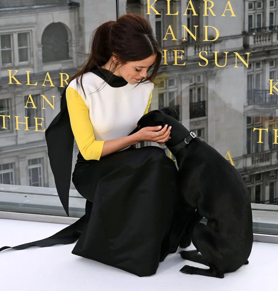 Jenna Ortega leva sua cachorra Sig a evento em Londres